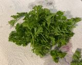 Une image de l'étape 4 de Sauce salade épicée à l'oignon rouge et persil.