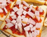 Hình bước làm 2 của món Pizza làm từ bánh mỳ