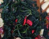 Foto langkah ke 7 dari resep Tumis Daun Pepaya Jepang dan Baso Ikan.