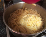 Foto del paso 5 de la receta: Espagueti integral con salsa de huevo y queso (y albóndigas de ternera, avena y mostaza)