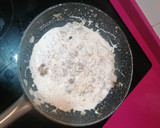 Foto del paso 2 de la receta: Empanada de champiñones y nata y para los peques jamón York y 🧀