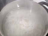 Noodles con pollo y zanahoria