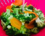 Foto langkah ke 2 dari resep Cah Brokoli Wortel Bawang Putih (TIPS brokoli lebih hijau).