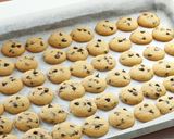A picture of step 4 of Crispy mini chocolate chip cookies.