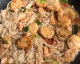 Foto langkah ke 3 dari resep Tumis jamur enoki dan tofu.