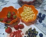 Foto del paso 2 de la receta: Postre fresco de gelatina con arándanos, manzana y frutillas