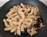 Foto del passaggio 3 della ricetta Speedy pasta con tofu, olive nere e frutta secca