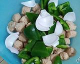 A picture of step 3 of Soya Chunks Capsicum & Onion Curry soyabeena badi ki sabji.