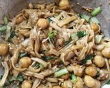 Foto langkah ke 3 dari resep Kwetiau Goreng Kecap Asin.