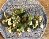 Foto del paso 5 de la receta: Tacos de rajas- requesón de tortilla azul