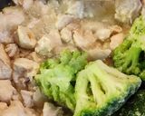 Brokkolis-mascarponés csirkemell, teljes kiőrlésű tésztával 🥦 recept fázis 2 fotója