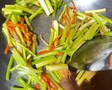 芹魷獨鐘-芹菜炒魷魚的食譜步驟5照片