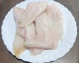 Foto del paso 1 de la receta: Filetes de merluza con pimientos de piquillo y ajos confitados