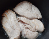 Foto del paso 1 de la receta: Pechugas de pollo con crema de puerros y champiñones