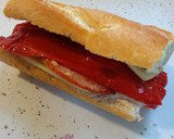 Foto del paso 5 de la receta: Bocadillo de lomo de cerdo con pimiento rojo y queso