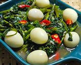 Foto langkah ke 3 dari resep Cah Kangkung Telur Puyuh.
