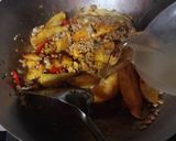 Foto langkah ke 4 dari resep Tumis Kentang Ayam Cincang.