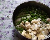 A picture of step 1 of Cauliflower n green peas kolhapuri masala gravy.