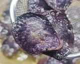 Foto del passaggio 2 della ricetta Patate viola al sale aromatizzato