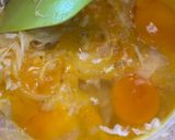 รูปขั้นตอนการทำที่ 2 ของ คลอไข่ใส่ต้นกระเทียม ขิง และหอมใหญ่🧄🥚