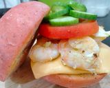 Hình bước làm 5 của món Hamburger thanh long kẹp tôm trứng
