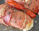 Foto del paso 4 de la receta: Pollo relleno de tomate 🍅y queso🧀 envuelto en jamón serrano