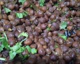 A picture of step 4 of Hyderabadi black chanay.