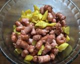 Foto del paso 2 de la receta: Huevos sobre fritada de salchichas y patatas