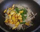 รูปขั้นตอนการทำที่ 3 ของ ผัดถั่วงอกไก่สับ เลือดไก่
