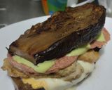 Foto del paso 11 de la receta: "Sándwich" de berenjena🍆, morradela, salchicha y queso🧀🥩🍗