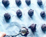 Foto del paso 2 de la receta: Corte de helado de fresa y frambuesas con galletas de chocolate