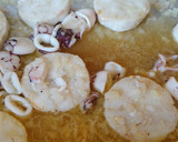 Foto del paso 2 de la receta: Merzluza, con calamar y pisto