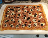 Foto del paso 8 de la receta: Pizza familiar rectangular con pavo y atún