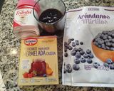 Foto del paso 7 de la receta: Postre frío de chocolate con mermelada de arándanos y galletas rellenas de chocolate
