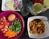 Foto langkah ke 1 dari resep Tumis Ayam Sosis Lada Hitam.