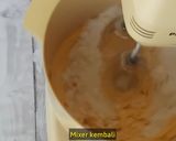 Foto langkah ke 3 dari resep CUMA 3 BAHAN! CARA MUDAH MEMBUAT BUTTER CREAM SUPER LEMBUT.