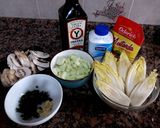 Foto del paso 1 de la receta: Endivias a la plancha, con salsa de yogur y manzanas. De guarnición champiñones a la "provenzal"🍏