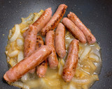 Foto del paso 2 de la receta: Tapa de salchichas encebolladas