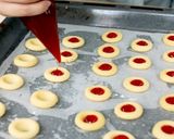 Foto langkah ke 5 dari resep Strawberry Thumbprint Cookies Devina Hermawan.
