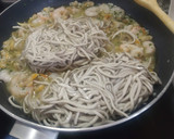 Foto del paso 5 de la receta: Cazuela de gulas con gambas y almejas al ajillo