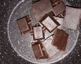 صورة لخطوة 1 من وصفة تحضير صلصة الشوكولاتة لتزيين كيكات وطورطات 😋😱🤤🍫🍫