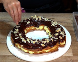 Foto del paso 17 de la receta: Corona de pasta choux rellena de crema pastelera y chocolate. Especial navidad