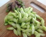Foto del passaggio 2 della ricetta Spaghetti chitarra con calamari all'arancia, asparagi e crema di pistacchi