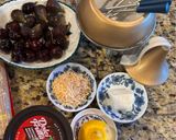 Hình bước làm 1 của món Cherry và Fig nhúng Chocolate