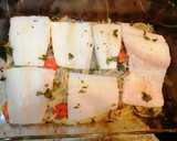 Foto del paso 3 de la receta: Bacalao al horno con tomate cherry y albahaca