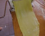 Foto del paso 2 de la receta: Tallarines caseros y moñitos para la sopa