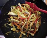Pikáns csirke wokban rizstésztával recept fázis 4 fotója