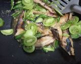 Foto langkah ke 2 dari resep Oseng cuek cabe dan tomat hijau.