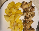 Foto del paso 4 de la receta: Alitas con patatas y cebolla al horno😊