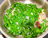 முருங்கைக்கீரை வேர்க்கடலை பொரியல் ரெசிபி ஸ்டேப் 3 புகைப்படம்